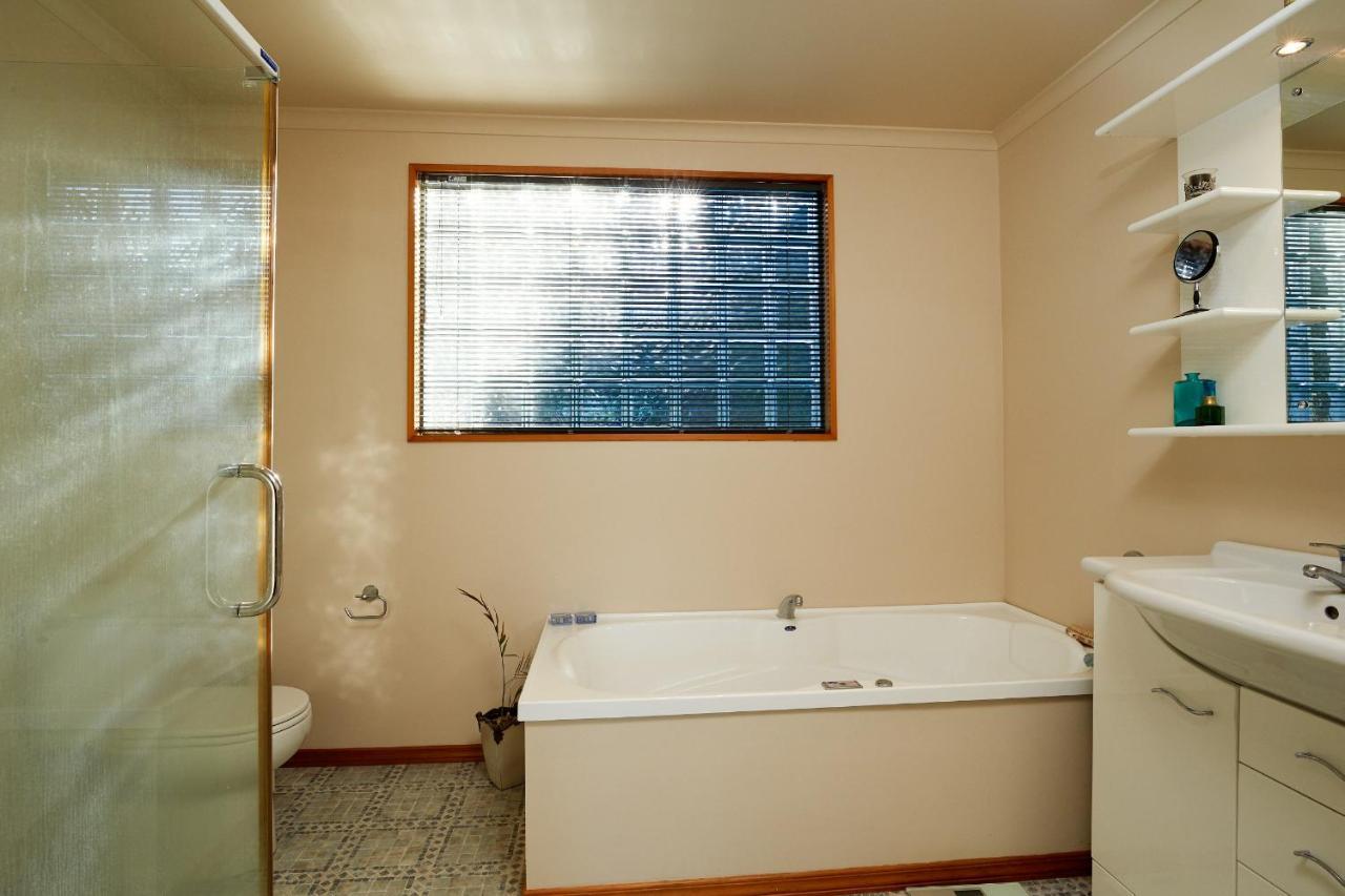 Akaroa Holiday Home Spacious And Quite With Stunning Harbour Views And Close To Town Luaran gambar